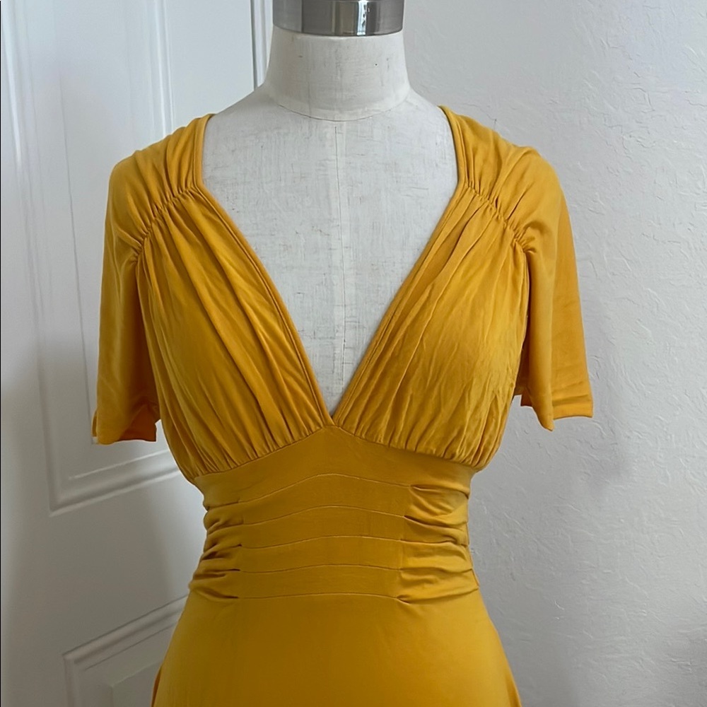 Elegant Mustard Midi Dress - Picture 3 of 9